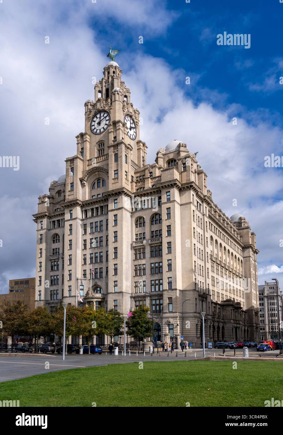 Vista frontale dell'iconico edificio Liver, vicino al fiume Mersey a Liverpool, Regno Unito Foto Stock