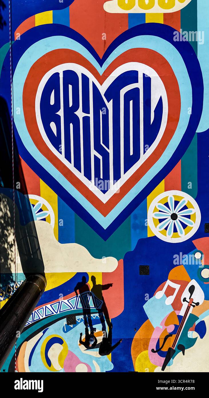 Un'opera d'arte di 704,4 metri quadrati, intitolata Our Common Ground, è stata inaugurata oggi come parte della rivitalizzazione della passeggiata nel centro della città di Bristol. Le opere d'arte su larga scala portano in città il patrimonio africano, l'unità e la creatività. Creata dall'artista multidisciplinare Oshii, l'opera d'arte presenta modelli e storie di forza e connessione, ancorate dalla parola Bristol in a Heart. Il pezzo, finanziato dal Consiglio comunale di Bristol e dal Bristol City Centre BID, a cura della Bristol Legacy Foundation, è una creazione supportata da Upfest Arts Projects. Data foto: Lunedì 29 settembre 2025. Foto Stock