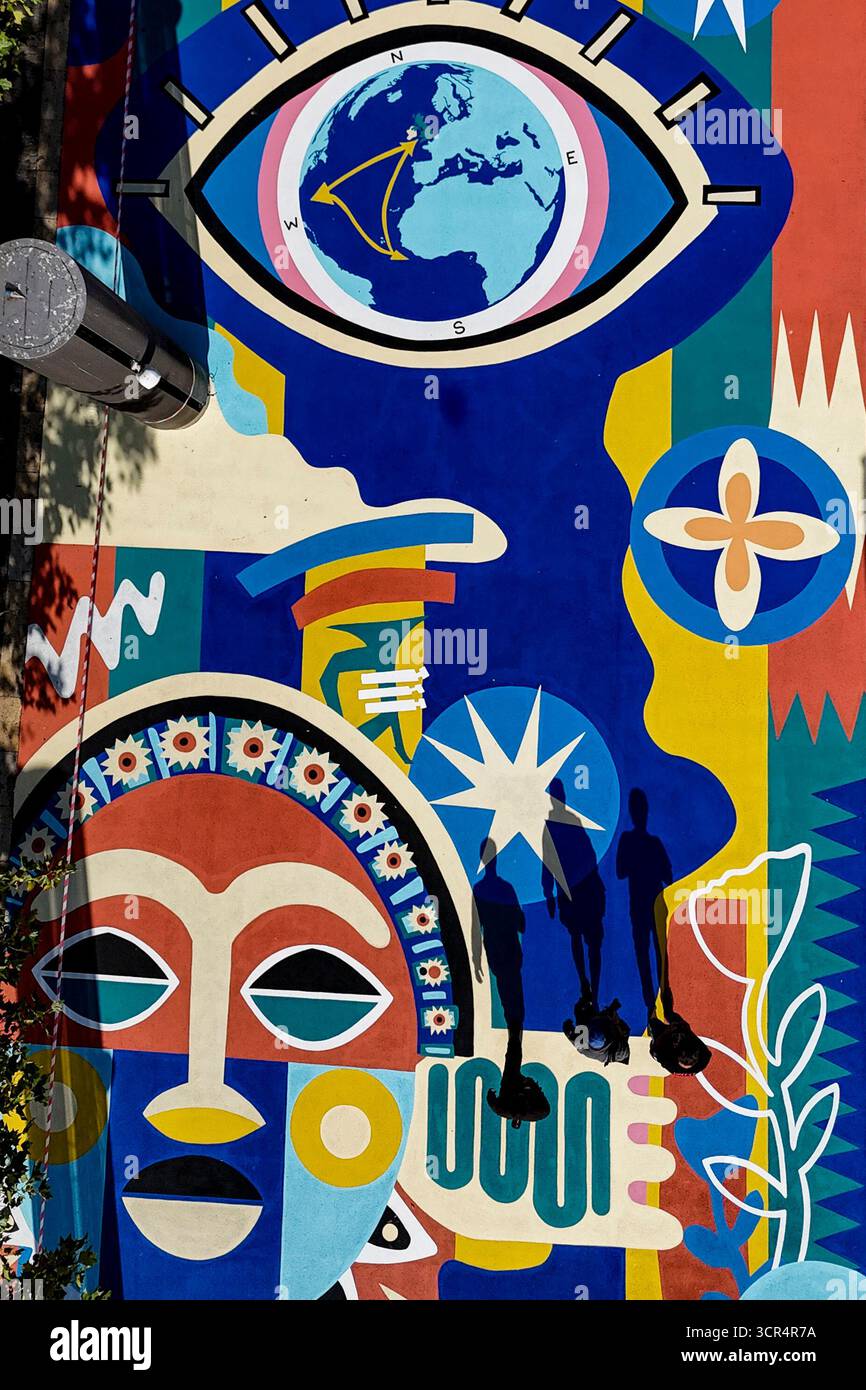 Un'opera d'arte di 704,4 metri quadrati, intitolata Our Common Ground, è stata inaugurata oggi come parte della rivitalizzazione della passeggiata nel centro della città di Bristol. Le opere d'arte su larga scala portano in città il patrimonio africano, l'unità e la creatività. Creata dall'artista multidisciplinare Oshii, l'opera d'arte presenta modelli e storie di forza e connessione, ancorate dalla parola Bristol in a Heart. Il pezzo, finanziato dal Consiglio comunale di Bristol e dal Bristol City Centre BID, a cura della Bristol Legacy Foundation, è una creazione supportata da Upfest Arts Projects. Data foto: Lunedì 29 settembre 2025. Foto Stock