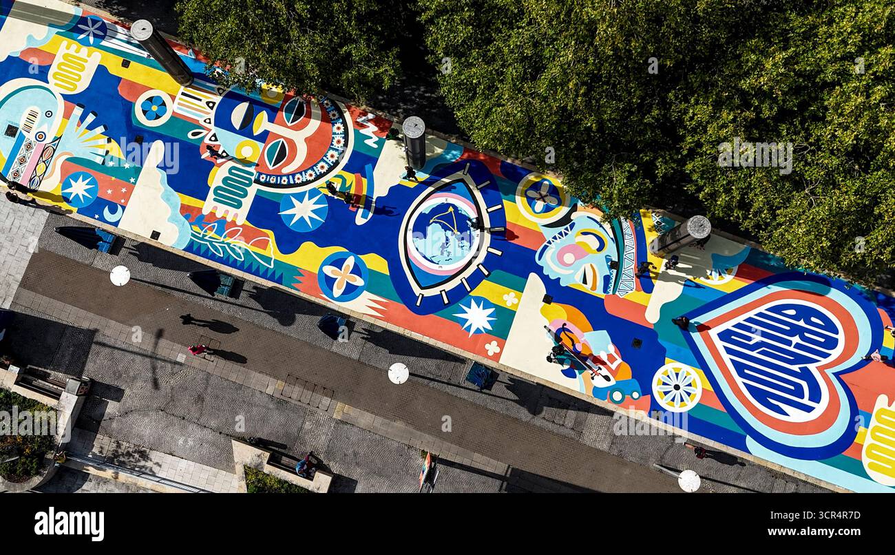 Un'opera d'arte di 704,4 metri quadrati, intitolata Our Common Ground, è stata inaugurata oggi come parte della rivitalizzazione della passeggiata nel centro della città di Bristol. Le opere d'arte su larga scala portano in città il patrimonio africano, l'unità e la creatività. Creata dall'artista multidisciplinare Oshii, l'opera d'arte presenta modelli e storie di forza e connessione, ancorate dalla parola Bristol in a Heart. Il pezzo, finanziato dal Consiglio comunale di Bristol e dal Bristol City Centre BID, a cura della Bristol Legacy Foundation, è una creazione supportata da Upfest Arts Projects. Data foto: Lunedì 29 settembre 2025. Foto Stock