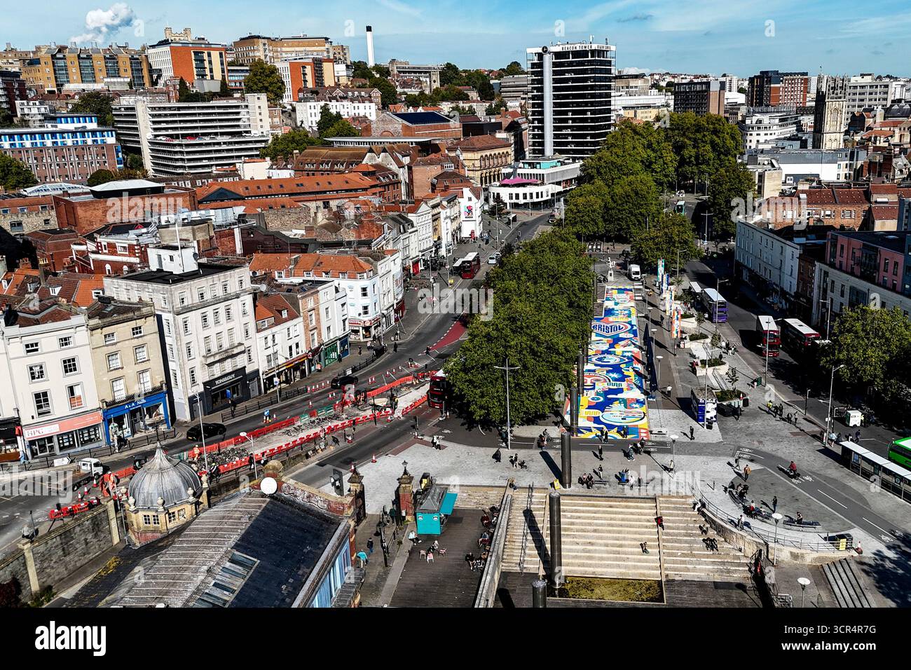 Un'opera d'arte di 704,4 metri quadrati, intitolata Our Common Ground, è stata inaugurata oggi come parte della rivitalizzazione della passeggiata nel centro della città di Bristol. Le opere d'arte su larga scala portano in città il patrimonio africano, l'unità e la creatività. Creata dall'artista multidisciplinare Oshii, l'opera d'arte presenta modelli e storie di forza e connessione, ancorate dalla parola Bristol in a Heart. Il pezzo, finanziato dal Consiglio comunale di Bristol e dal Bristol City Centre BID, a cura della Bristol Legacy Foundation, è una creazione supportata da Upfest Arts Projects. Data foto: Lunedì 29 settembre 2025. Foto Stock