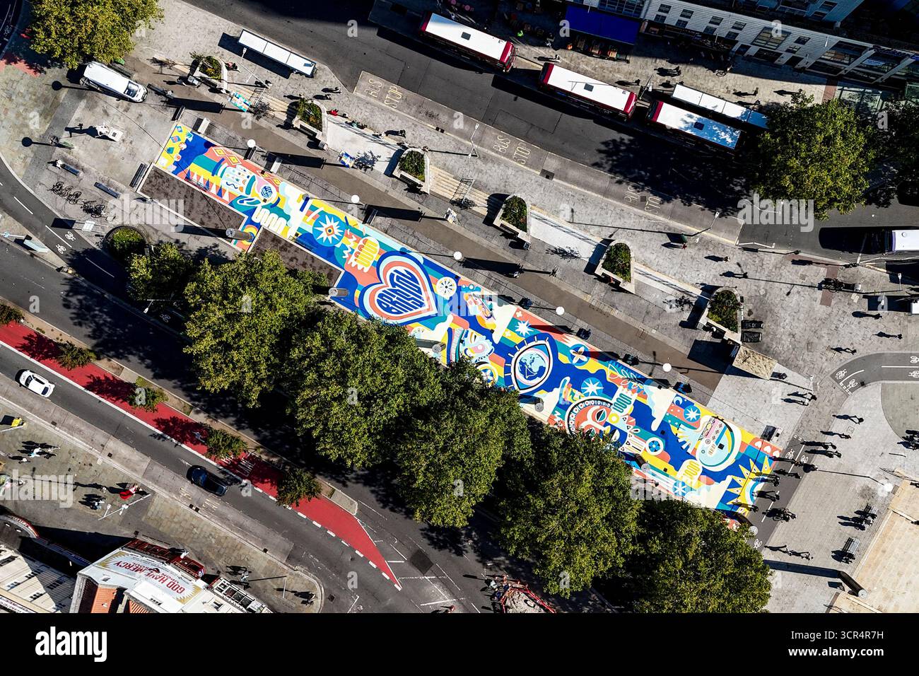 Un'opera d'arte di 704,4 metri quadrati, intitolata Our Common Ground, è stata inaugurata oggi come parte della rivitalizzazione della passeggiata nel centro della città di Bristol. Le opere d'arte su larga scala portano in città il patrimonio africano, l'unità e la creatività. Creata dall'artista multidisciplinare Oshii, l'opera d'arte presenta modelli e storie di forza e connessione, ancorate dalla parola Bristol in a Heart. Il pezzo, finanziato dal Consiglio comunale di Bristol e dal Bristol City Centre BID, a cura della Bristol Legacy Foundation, è una creazione supportata da Upfest Arts Projects. Data foto: Lunedì 29 settembre 2025. Foto Stock