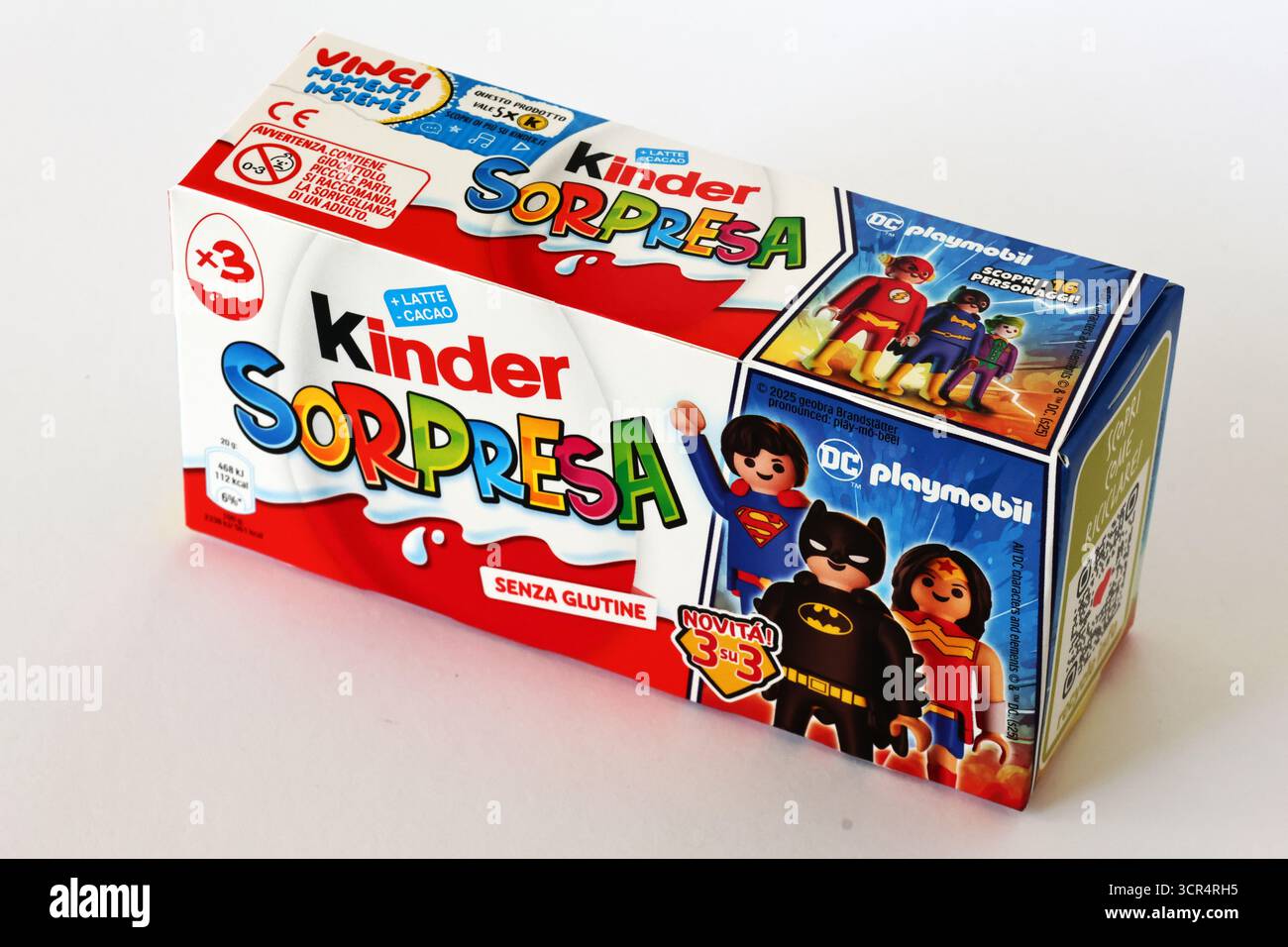 Kinder Surprise Eggs di Ferrero, edizione 2025 con personaggi dei supereroi DC Playmobil Foto Stock