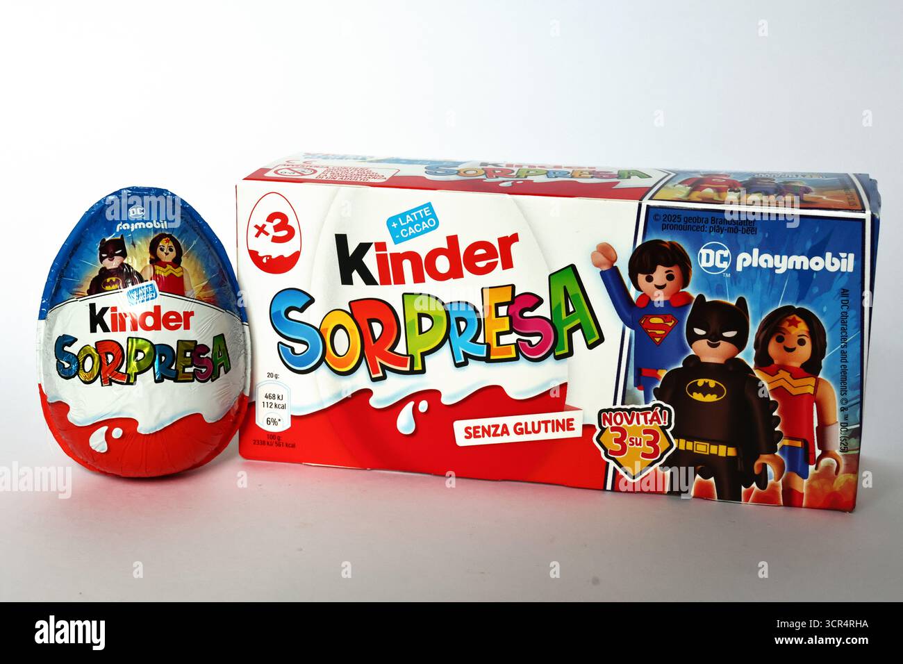 Kinder Surprise Eggs di Ferrero, edizione 2025 con personaggi dei supereroi DC Playmobil Foto Stock