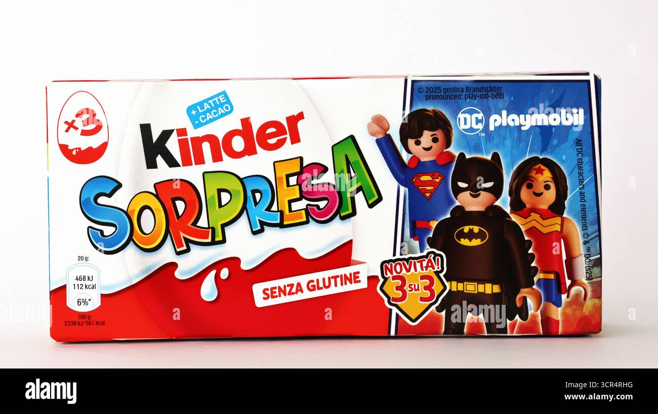 Kinder Surprise Eggs di Ferrero, edizione 2025 con personaggi dei supereroi DC Playmobil Foto Stock