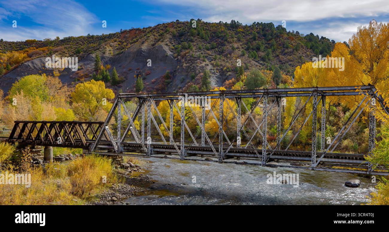 Colori autunnali lungo il ponte di Durango e Silverton Railroad vicino a Durango, Colorado Foto Stock