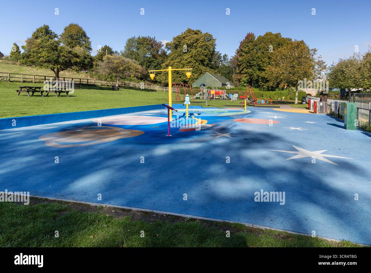 Area giochi per bambini e paraspruzzi nel parco divertimenti Warminster Lake, Warminster Wiltshire, Inghilterra, Regno Unito Foto Stock