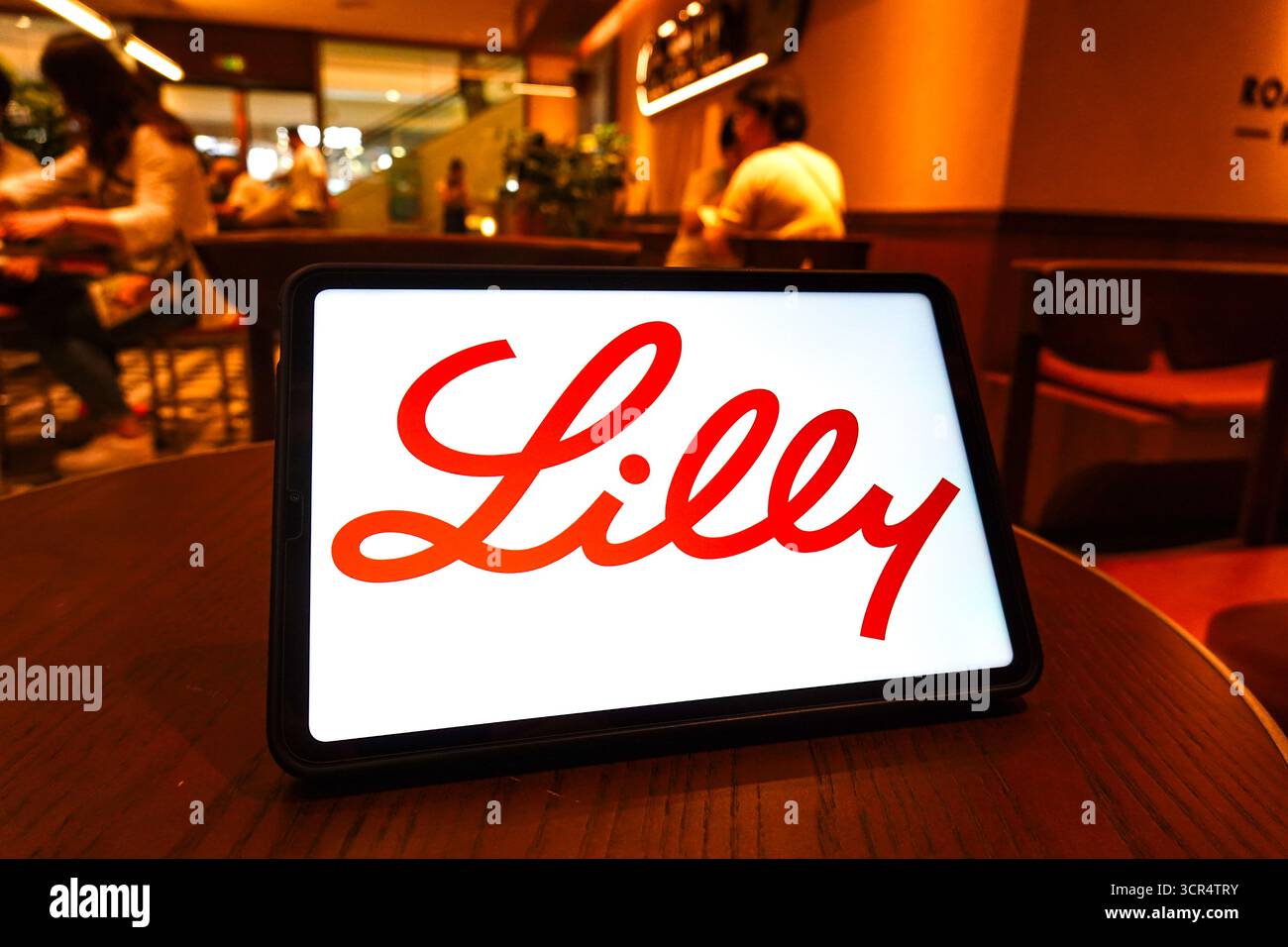 Cina. 27 settembre 2025. In questa immagine, il logo Lilly viene visualizzato sullo schermo del tablet. Credito: SOPA Images Limited/Alamy Live News Foto Stock