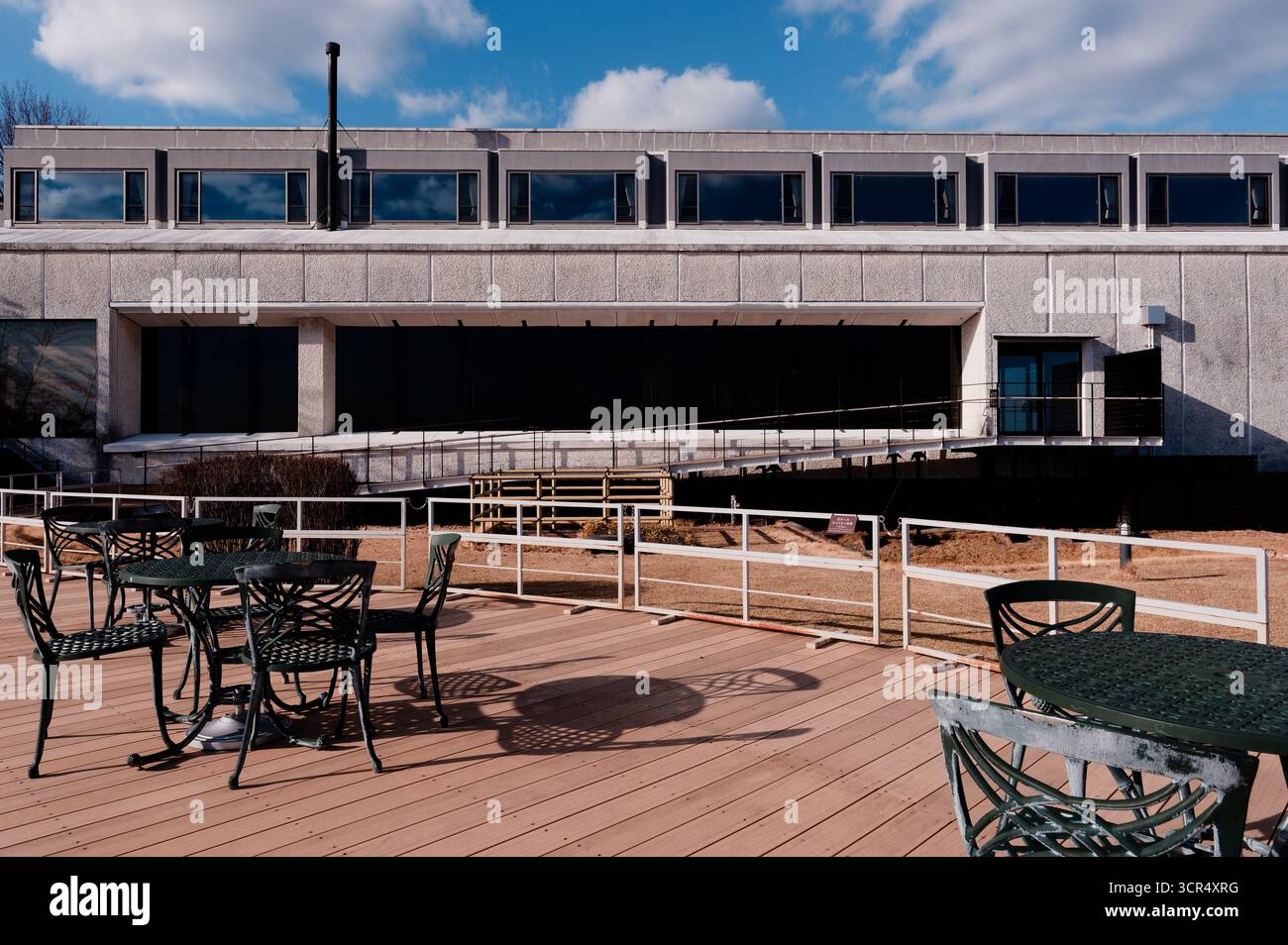 La terrazza del Sanso Kazenomori Hotel a Minoh con l'edificio principale in cemento sullo sfondo Foto Stock