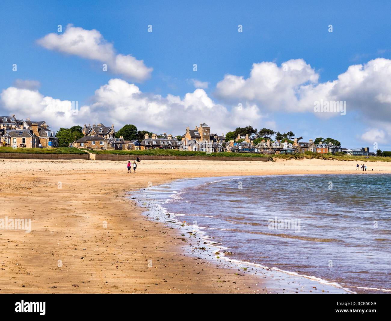 West Beach, North Berwick, East Lothian, Scozia, una lunga spiaggia popolare tra le famiglie, ideale per prendere il sole, osservare gli uccelli selvatici, remare, picnic e ... Foto Stock
