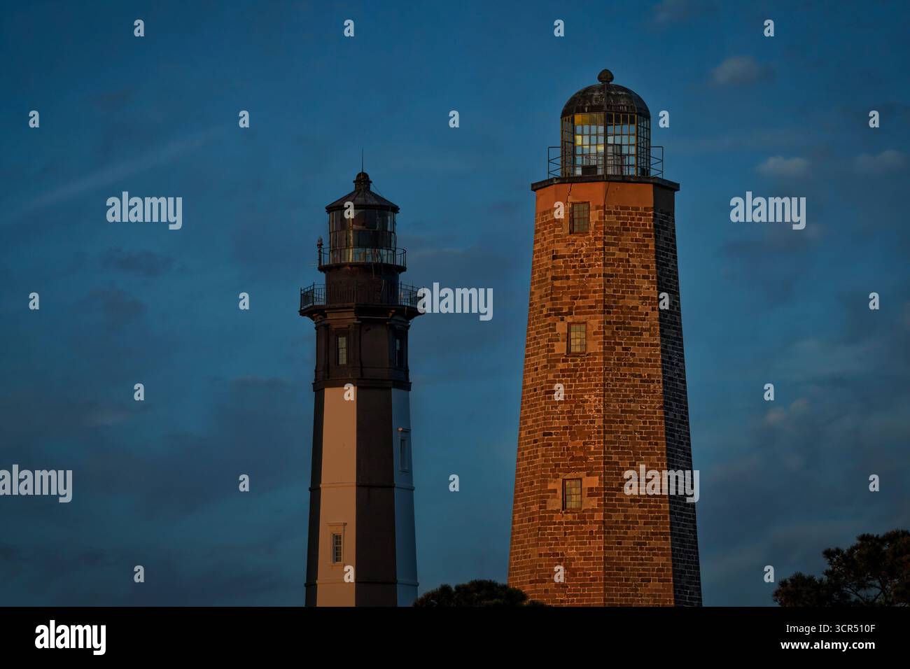 I fari di Cape Henry, sulla destra costruiti nel 1792 e sulla sinistra costruiti nel 1881, a Virginia Beach, Virginia. Foto Stock