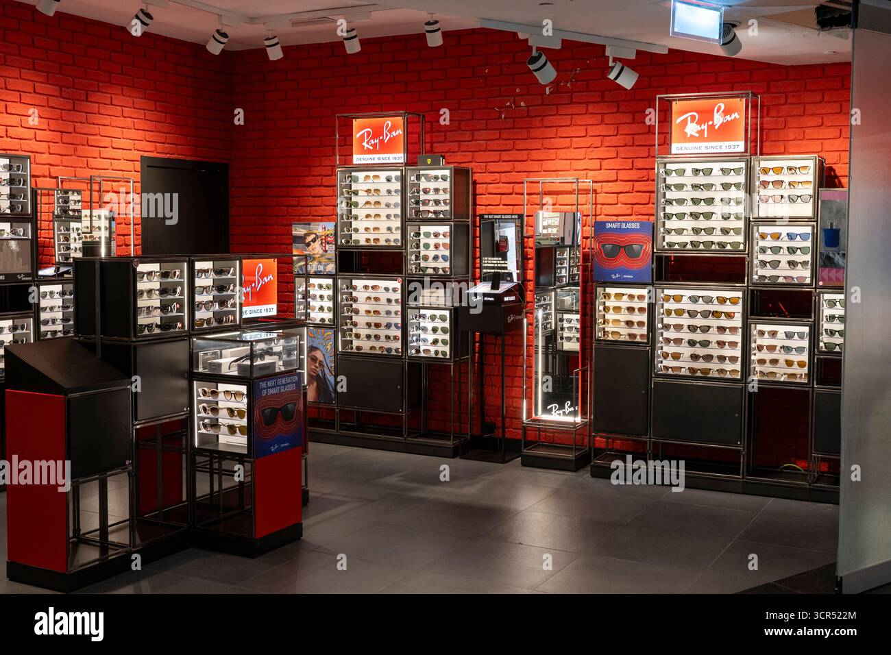 Madrid, Spagna, 28 settembre 2025, Editoriale illustrativo: Vista al negozio Ray-Ban di occhiali e occhiali da sole presso l'aeroporto internazionale Barajas di Madrid, S. Foto Stock