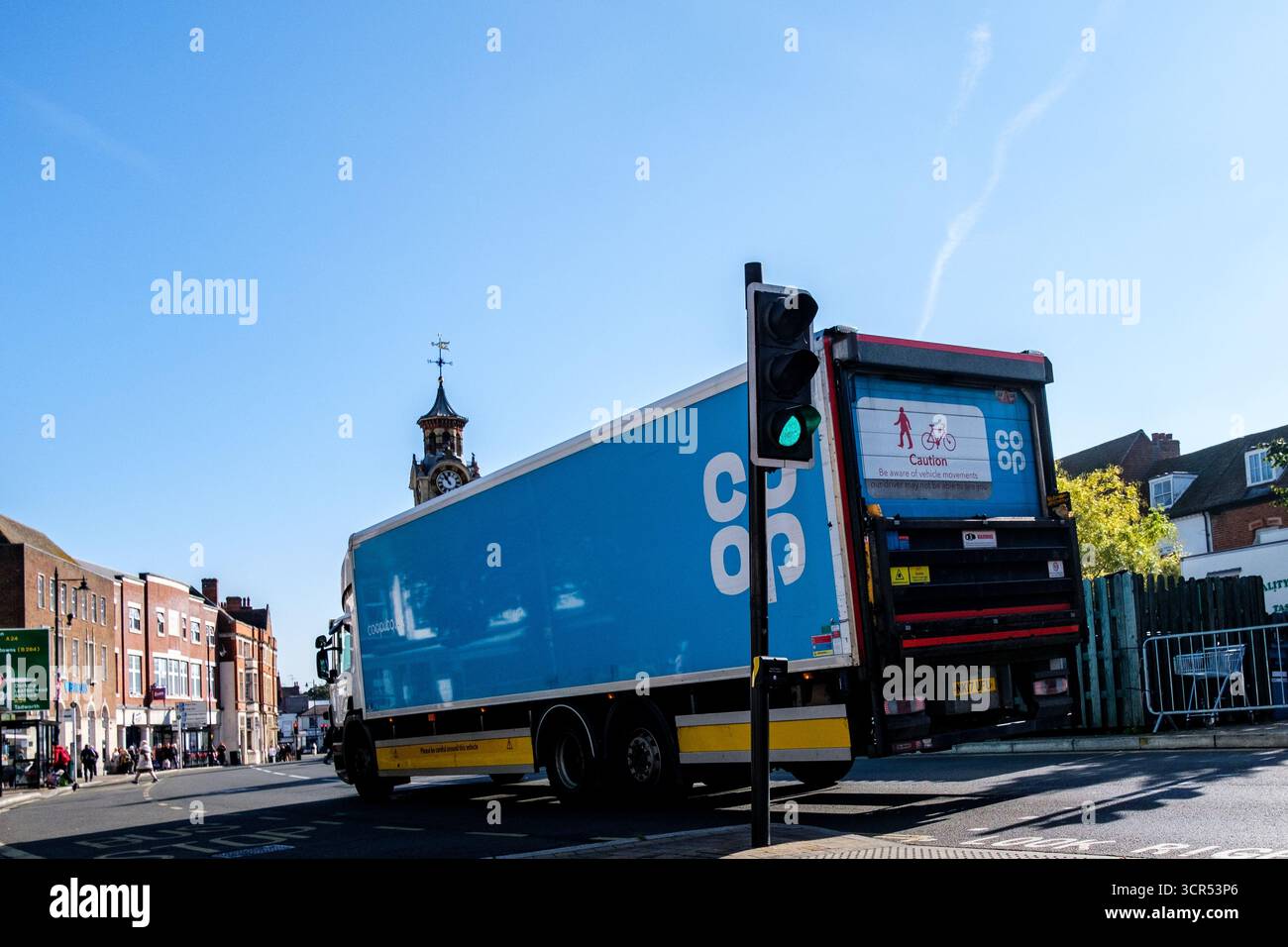 Londra Regno Unito, settembre 30 2025, Co-op consegna camion consegna forniture e generi alimentari alla filiale del supermercato locale Foto Stock
