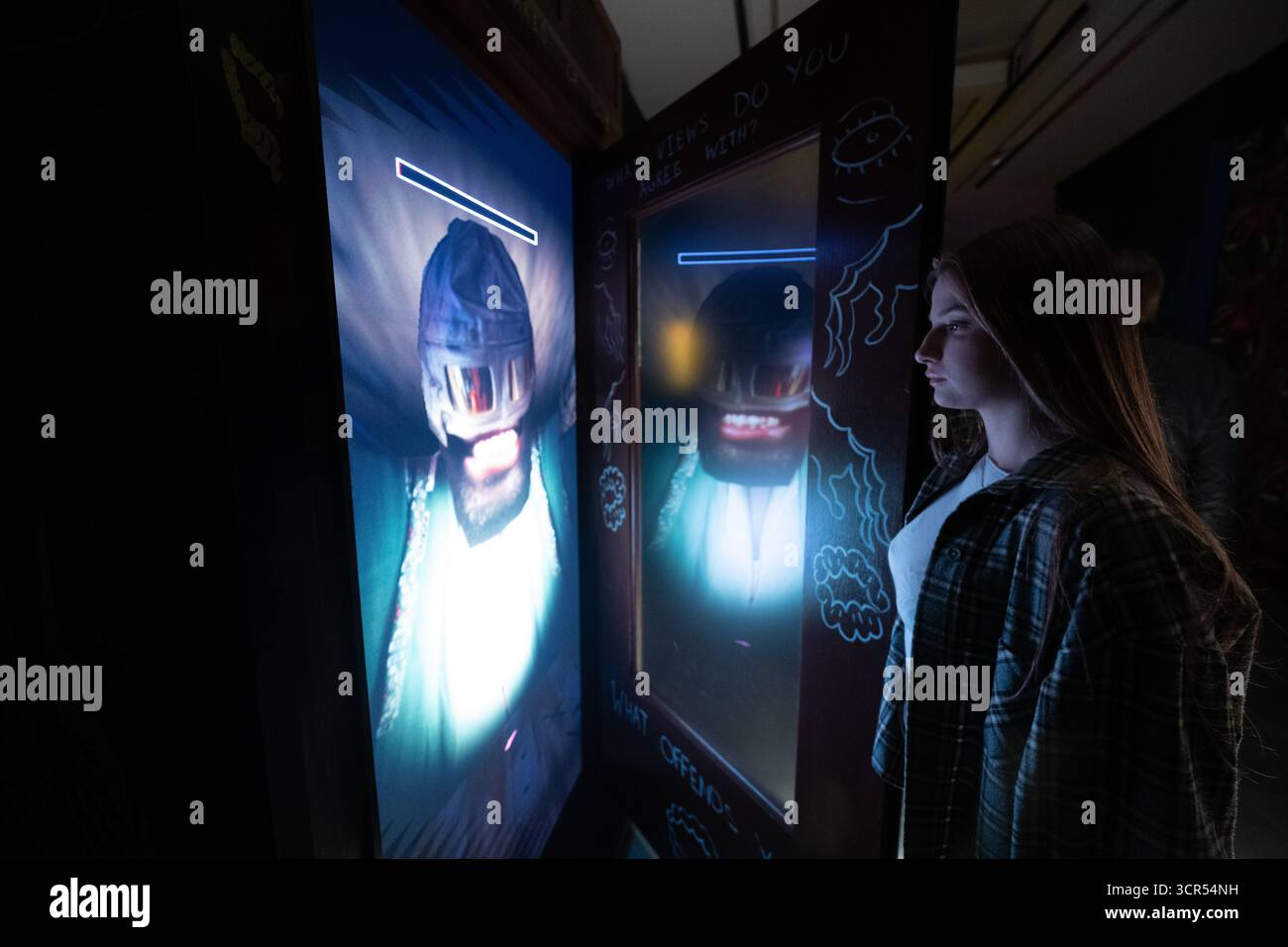 Londra, Regno Unito, 29 settembre 2025, L'ILLUSIONE debutta con un'innovativa commissione per i videogiochi, un'esperienza multigiocatore coinvolgente eseguita su motori di gioco che esplora temi di polarizzazione, censura e connessione sociale. Combinando satira e umorismo assurdo con il gioco cooperativo e il teatro partecipativo, L'ILLUSIONE esplora gli impatti reali della divisione sociale. Aperto dal 30 settembre al 18 gennaio 2026., Andrew Lalchan Photography/Alamy Live News Foto Stock