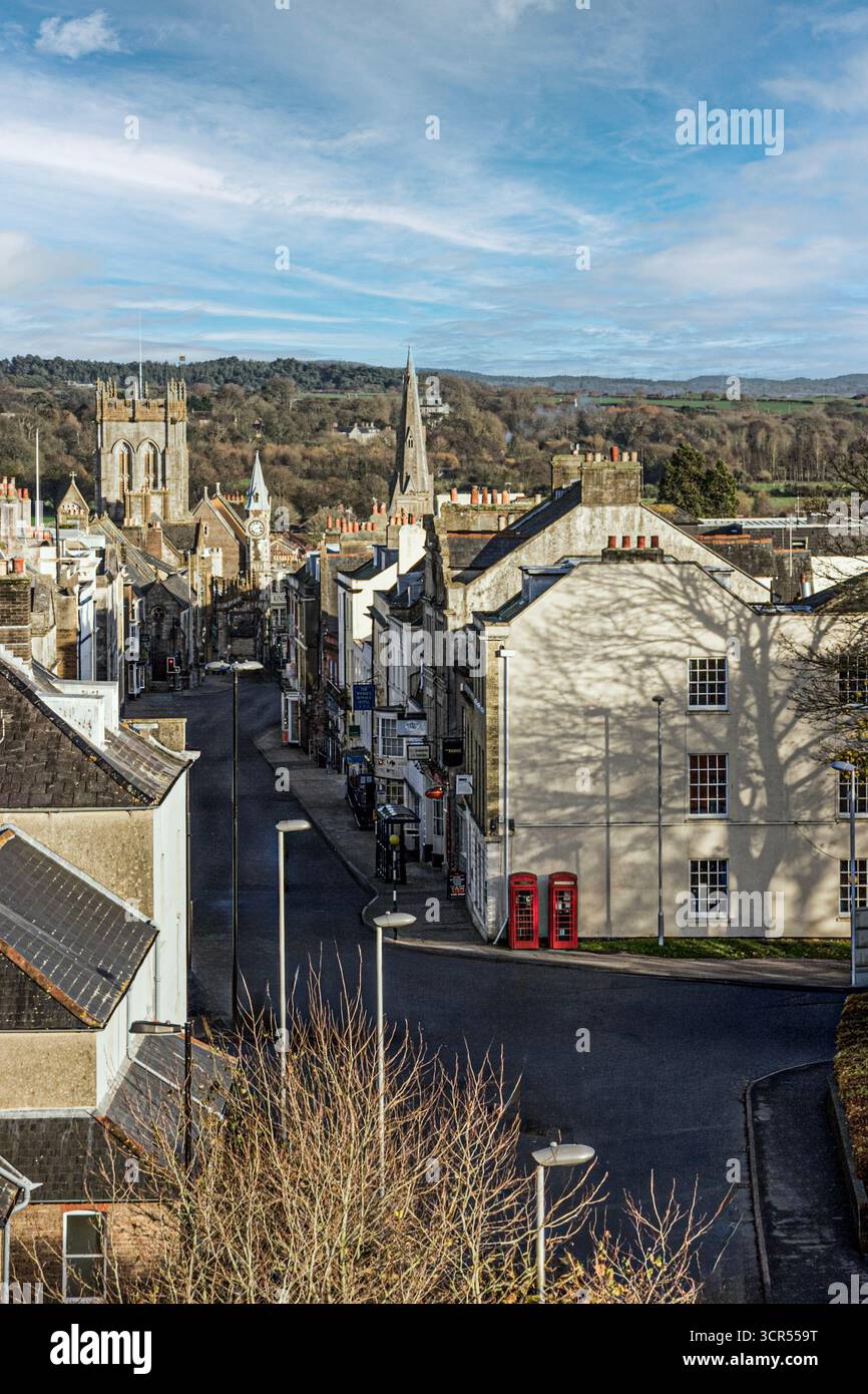 Vista sopraelevata del centro cittadino a High Street, Dorset, Kent, Inghilterra, con vedute della campagna circostante Foto Stock
