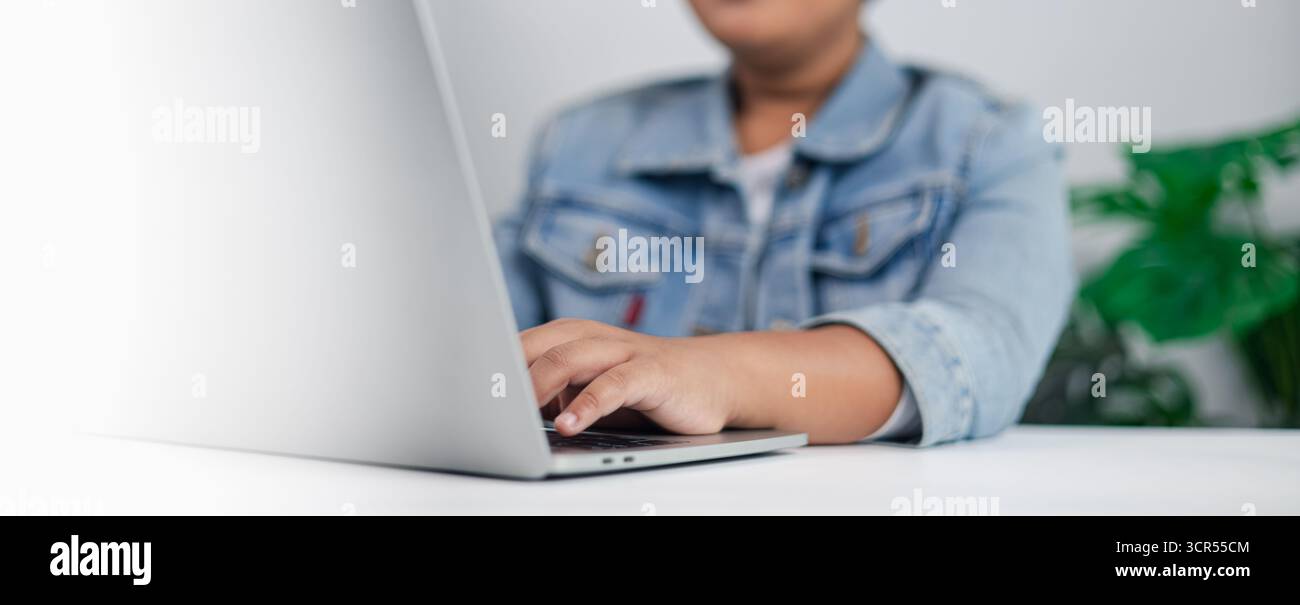 Digitazione degli studenti su un computer portatile a casa, concetto di formazione online, apprendimento digitale, lavoro freelance e moderno stile di vita tecnologico per lo studio Foto Stock