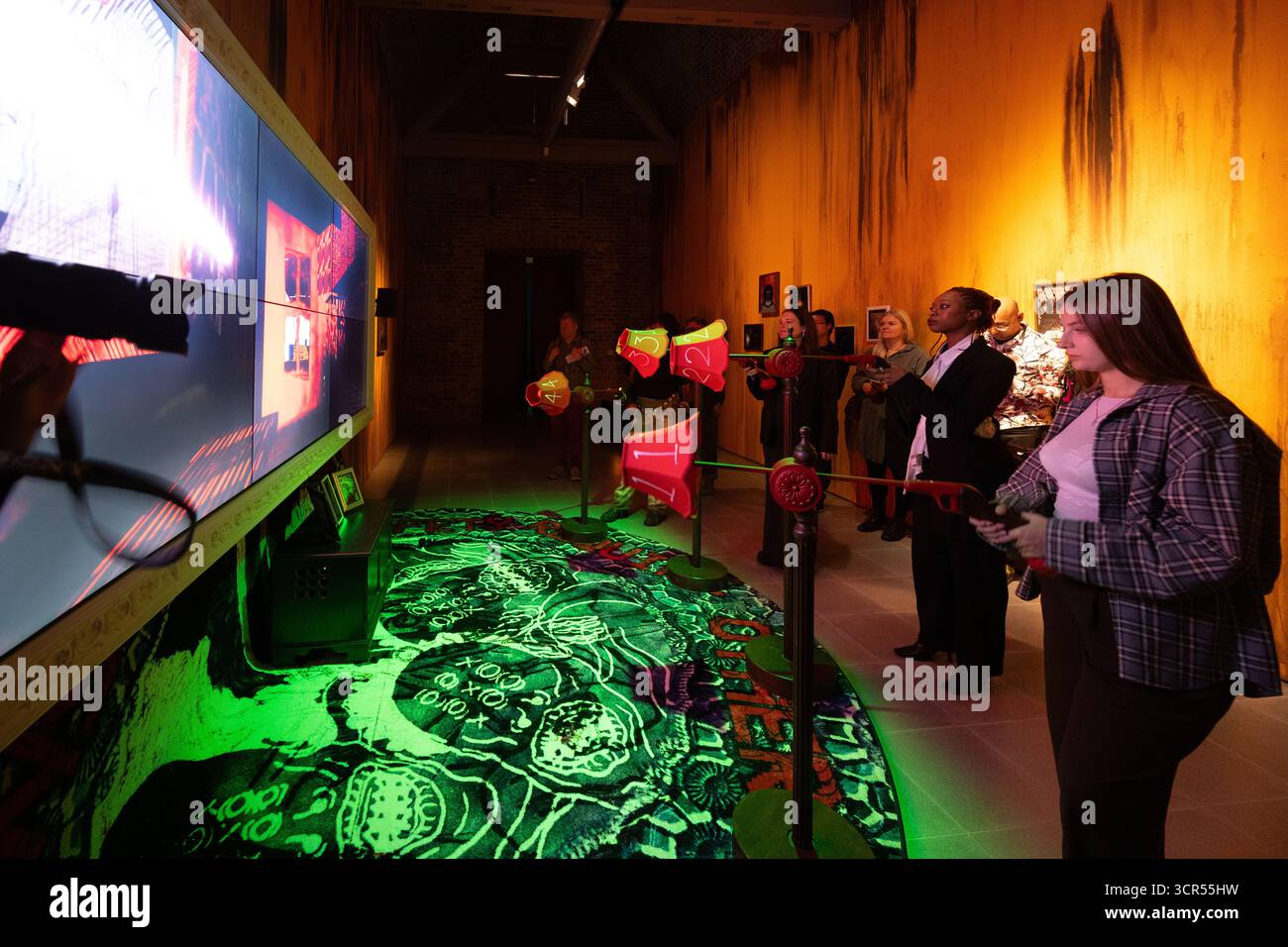 Londra, Regno Unito, 29 settembre 2025, L'ILLUSIONE debutta con un'innovativa commissione per i videogiochi, un'esperienza multigiocatore coinvolgente eseguita su motori di gioco che esplora temi di polarizzazione, censura e connessione sociale. Combinando satira e umorismo assurdo con il gioco cooperativo e il teatro partecipativo, L'ILLUSIONE esplora gli impatti reali della divisione sociale. Aperto dal 30 settembre al 18 gennaio 2026., Andrew Lalchan Photography/Alamy Live News Foto Stock