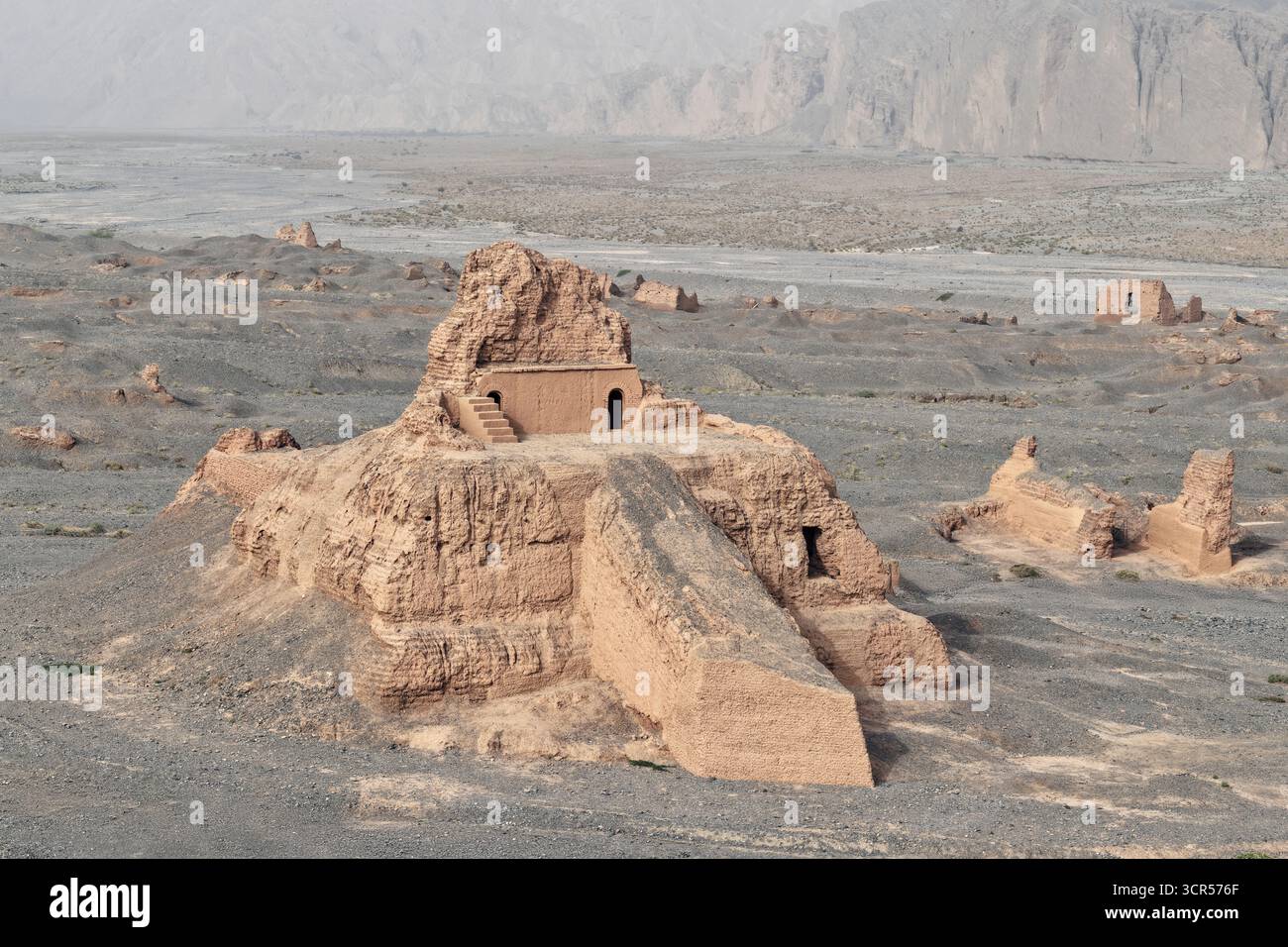 Vista aerea delle antiche rovine che si innalzano dal paesaggio arido, delle mura intemprate che lasciano intendere una civiltà dimenticata, l'antica città di Subashi, Xinjiang, Cina. Foto Stock