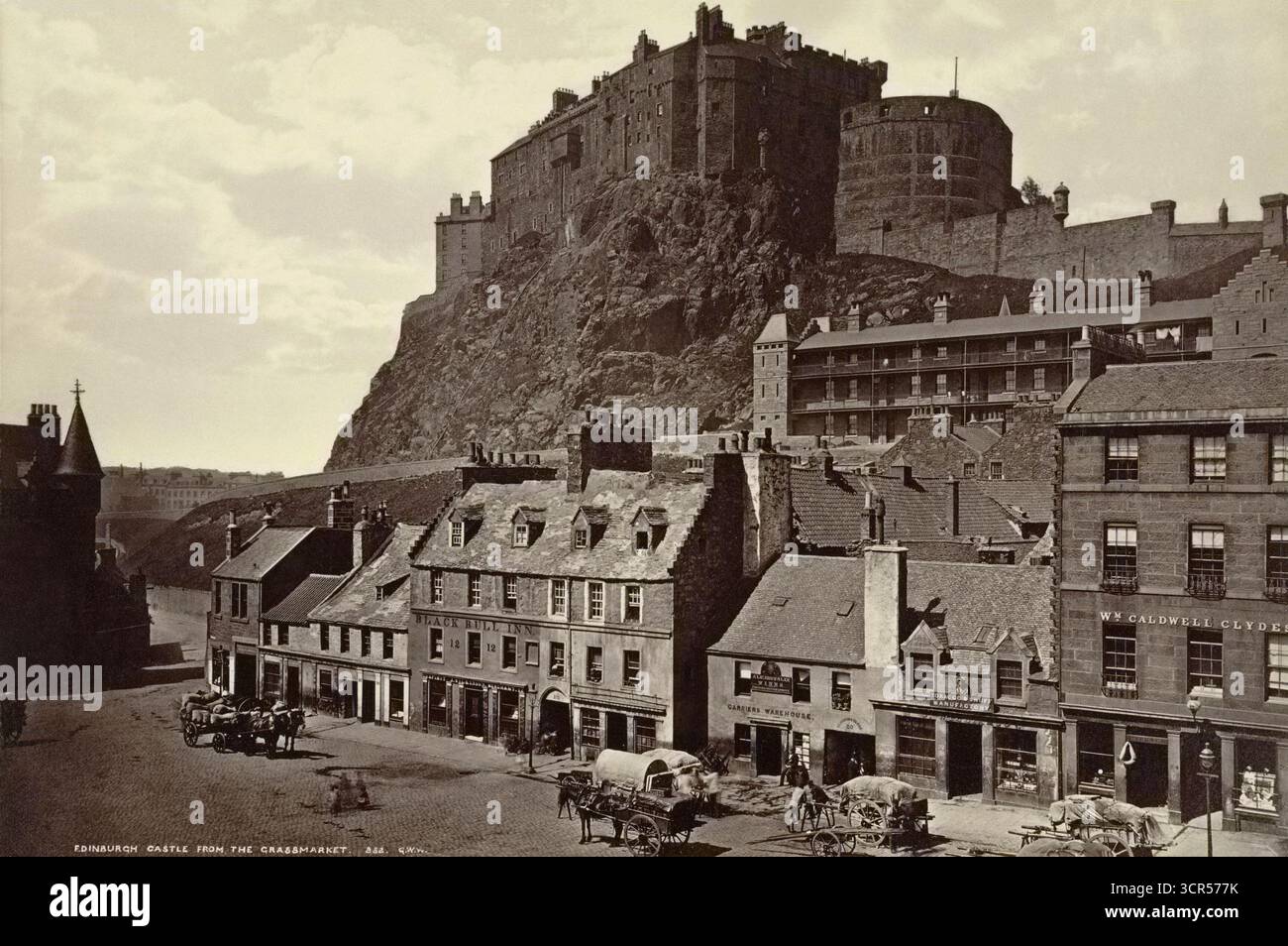 Foto antica - Castello di Edimburgo da Grass Market, c 1865–1885 - gli edifici risalgono al 1500 circa Foto di George Washington Wilson (1823–1893) Foto Stock