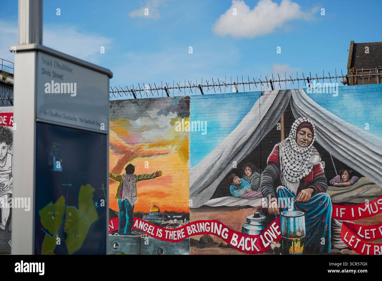 Belfast, Regno Unito 29/09/2025 le immagini mostrano un murale recentemente inaugurato del leader palestinese Marwan Barghouti sul muro internazionale, Divis Street, West Belfast. Il figlio di Barghouti, Arab, ha partecipato all'inaugurazione, richiamando l'attenzione sulla campagna in corso per il rilascio di suo padre Belfast, Irlanda del Nord, credito:HeadlineX/Alamy Live News Foto Stock