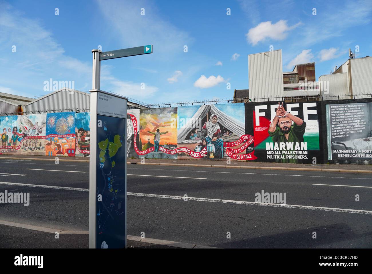 Belfast, Regno Unito 29/09/2025 le immagini mostrano un murale recentemente inaugurato del leader palestinese Marwan Barghouti sul muro internazionale, Divis Street, West Belfast. Il figlio di Barghouti, Arab, ha partecipato all'inaugurazione, richiamando l'attenzione sulla campagna in corso per il rilascio di suo padre Belfast, Irlanda del Nord, credito:HeadlineX/Alamy Live News Foto Stock