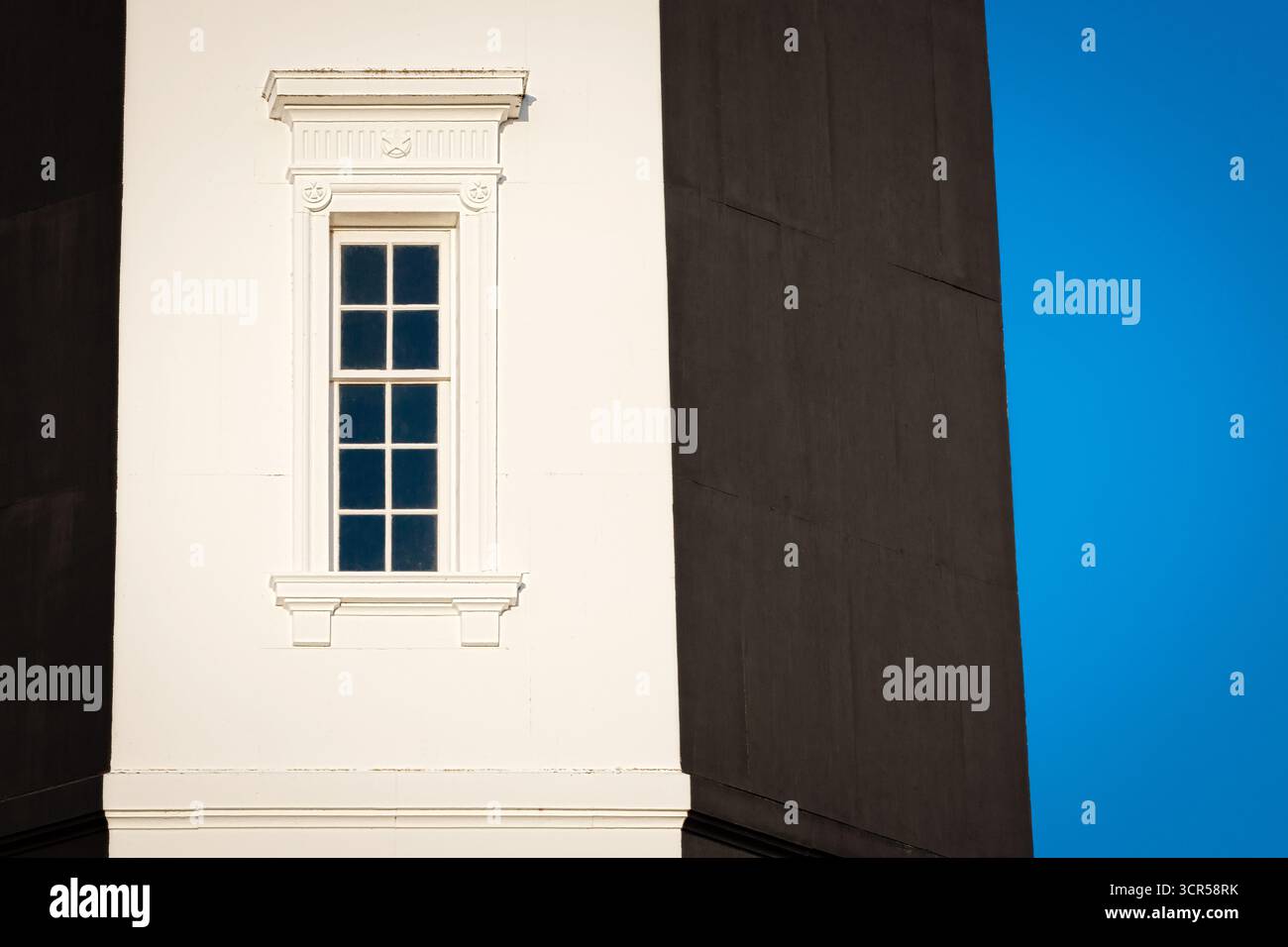 Una finestra sul nuovo faro bianco e nero di Cape Henry, costruito nel 1881, a Virginia Beach, Virginia. Foto Stock