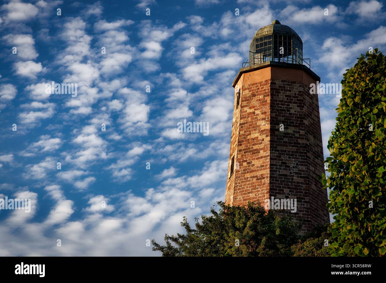 Le nuvole si riuniscono dietro il vecchio faro di Cape Henry, costruito nel 1792, a Virginia Beach, Virginia. Foto Stock