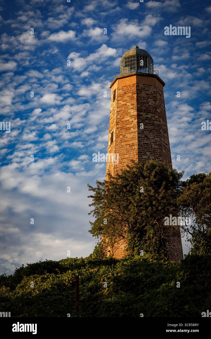 Le nuvole si riuniscono dietro il vecchio faro di Cape Henry, costruito nel 1792, a Virginia Beach, Virginia. Foto Stock