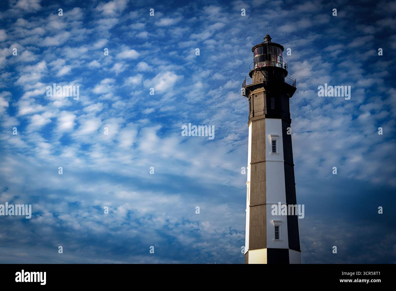 Le nuvole si riuniscono dietro il nuovo faro di Cape Henry, costruito nel 1881, a Virginia Beach, Virginia. Foto Stock