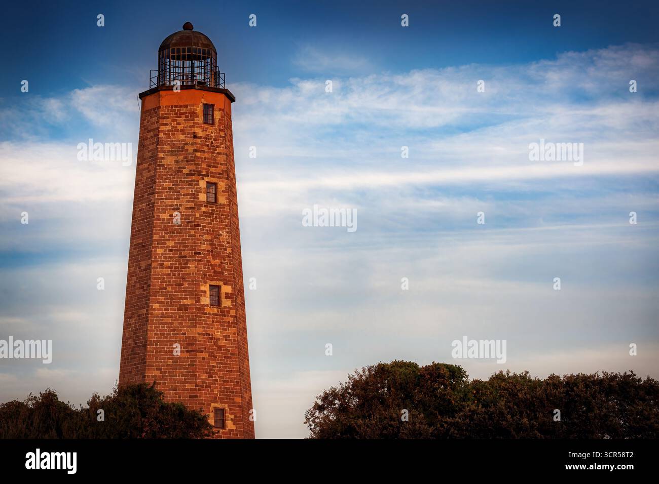 Cieli nuvolosi dietro il vecchio faro di Cape Henry, costruito nel 1792, a Virginia Beach, Virginia. Foto Stock