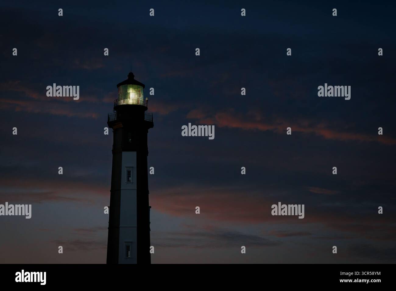 Un vecchio pilota gli taglia il sigaro e fa saltare un pollice verso l'alto e non lascia mai l'hangar. Foto Stock