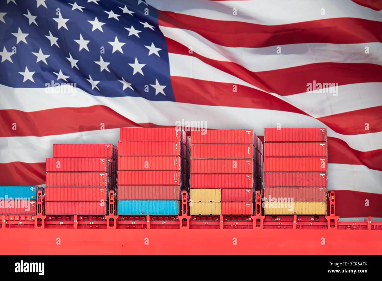 Concetto della guerra commerciale delle tariffe USA con nave container di fronte alla bandiera americana Foto Stock