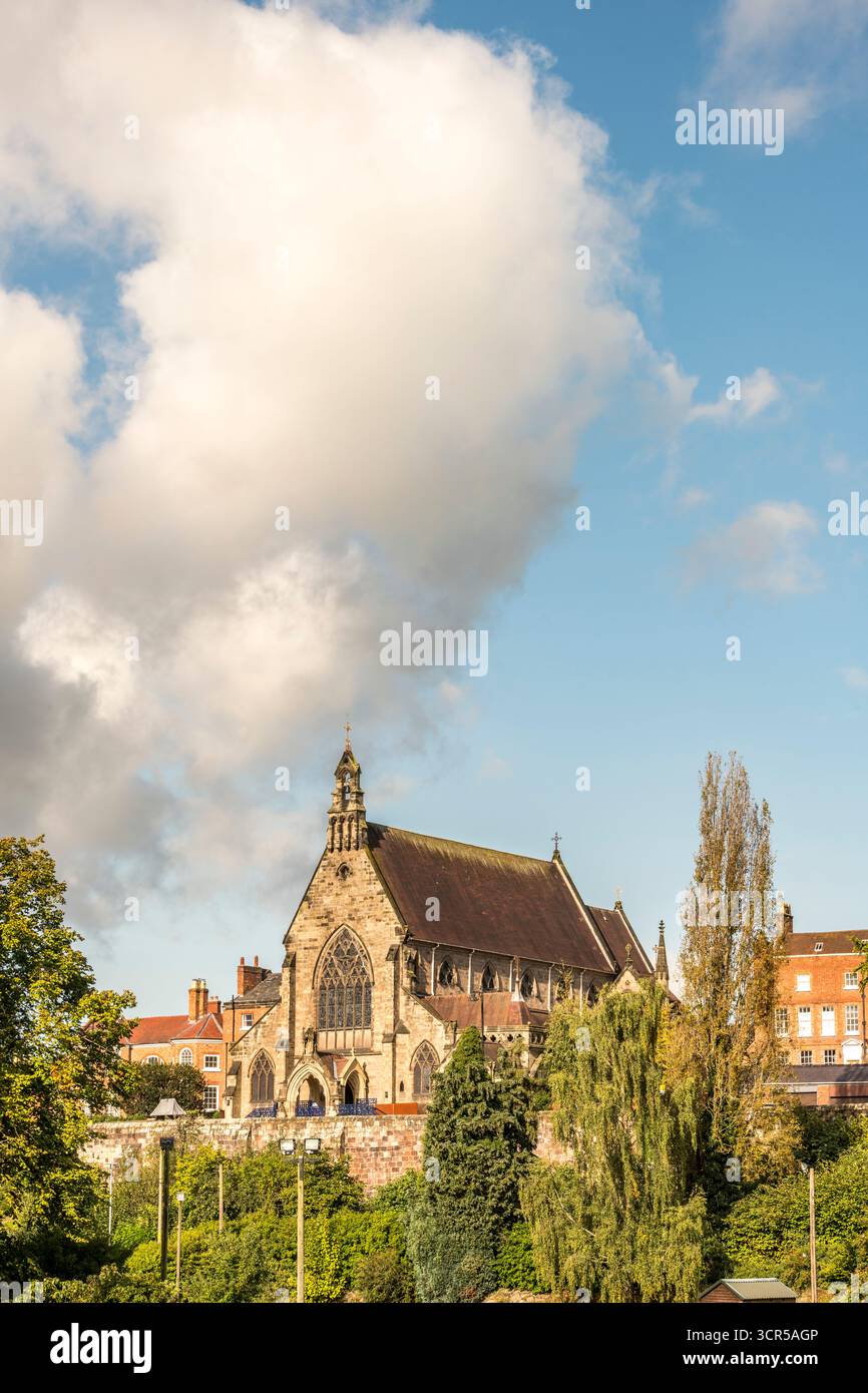 La cattedrale cattolica romana di Shrewsbury sulle mura storiche della città. Fu progettato da Edward Pugin e completato nel 1856 Foto Stock
