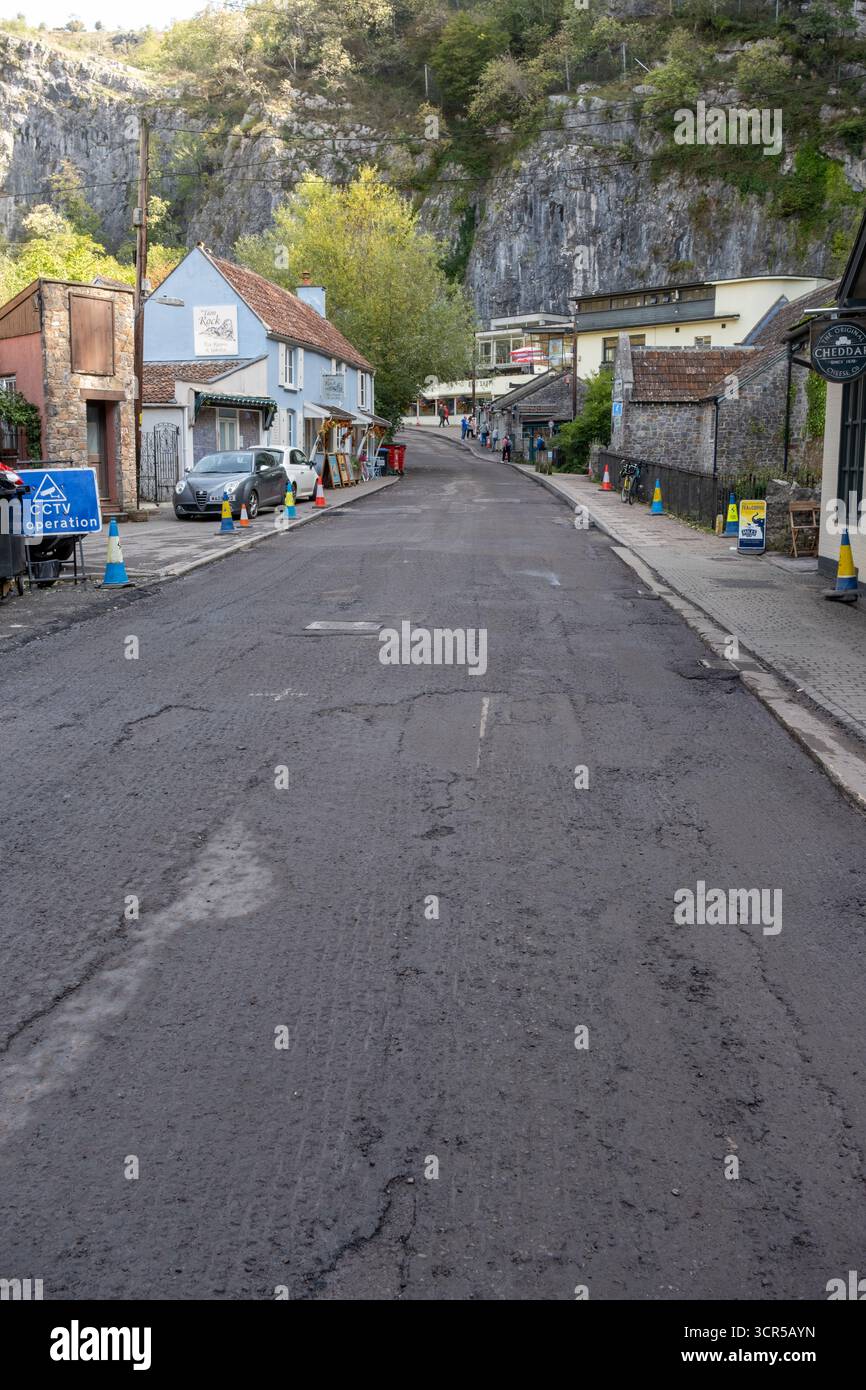 Settembre 2025 - lavori di ripavimentazione in corso sulla strada che attraversa Cheddar Gorge Foto Stock