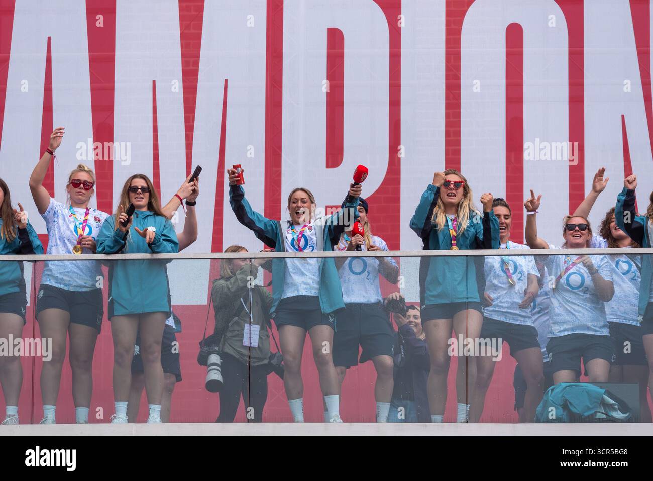 Le giocatrici della squadra di rugby femminile dell'Inghilterra festeggiano al Red Roses Champions Party di Battersea, dopo aver vinto la Coppa del mondo Foto Stock