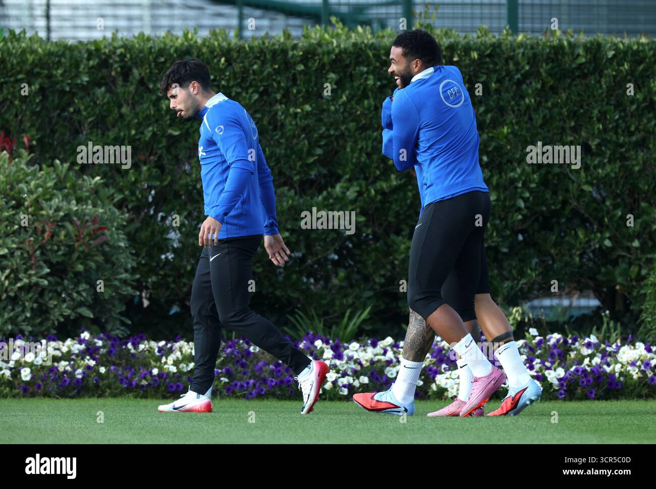 Pedro Neto di Chelsea, Enzo Fernandez (nascosto) e Reece James (a destra) durante una sessione di allenamento al Cobham Training Ground, Londra. Data foto: Lunedì 29 settembre 2025. Foto Stock