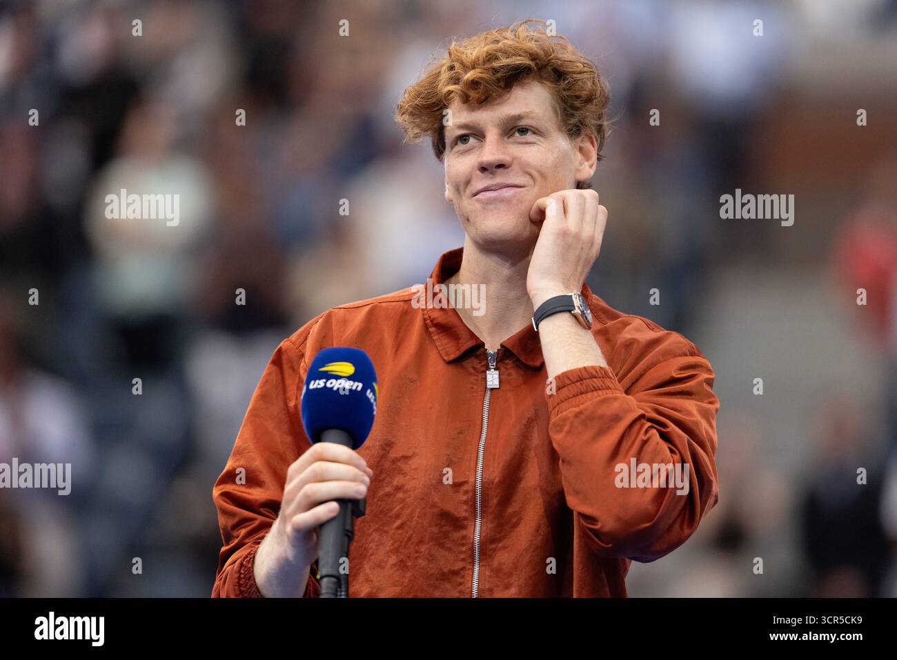 Jannik Sinner, secondo classificato, sorride mentre tiene il suo discorso alla presentazione dei trofei degli US Open Championships 2025, USTA Billie Jean King National Tennis CE Foto Stock