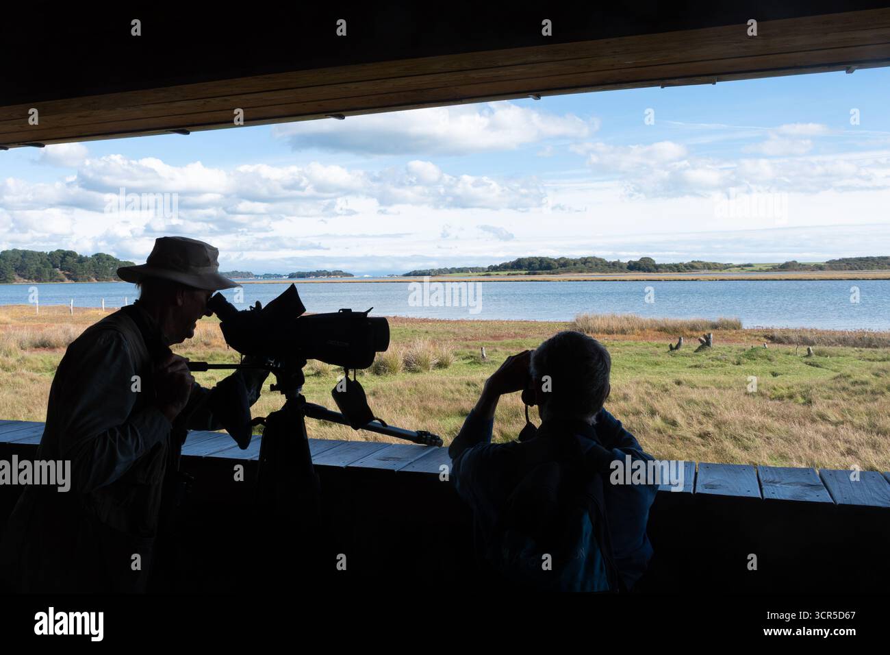 Birdwatchers in un nascondiglio presso RSPB Arne, parte della riserva naturale nazionale Purbeck Heath nel Dorset, Inghilterra, Regno Unito Foto Stock