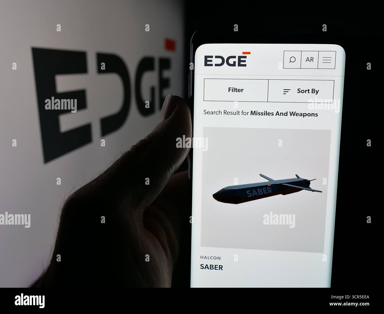 Stoccarda, Germania - 09-27-2025: Persona che detiene lo smartphone con la pagina web della società di difesa degli Emirati Edge Group PJSC sullo schermo davanti al logo. Foto Stock