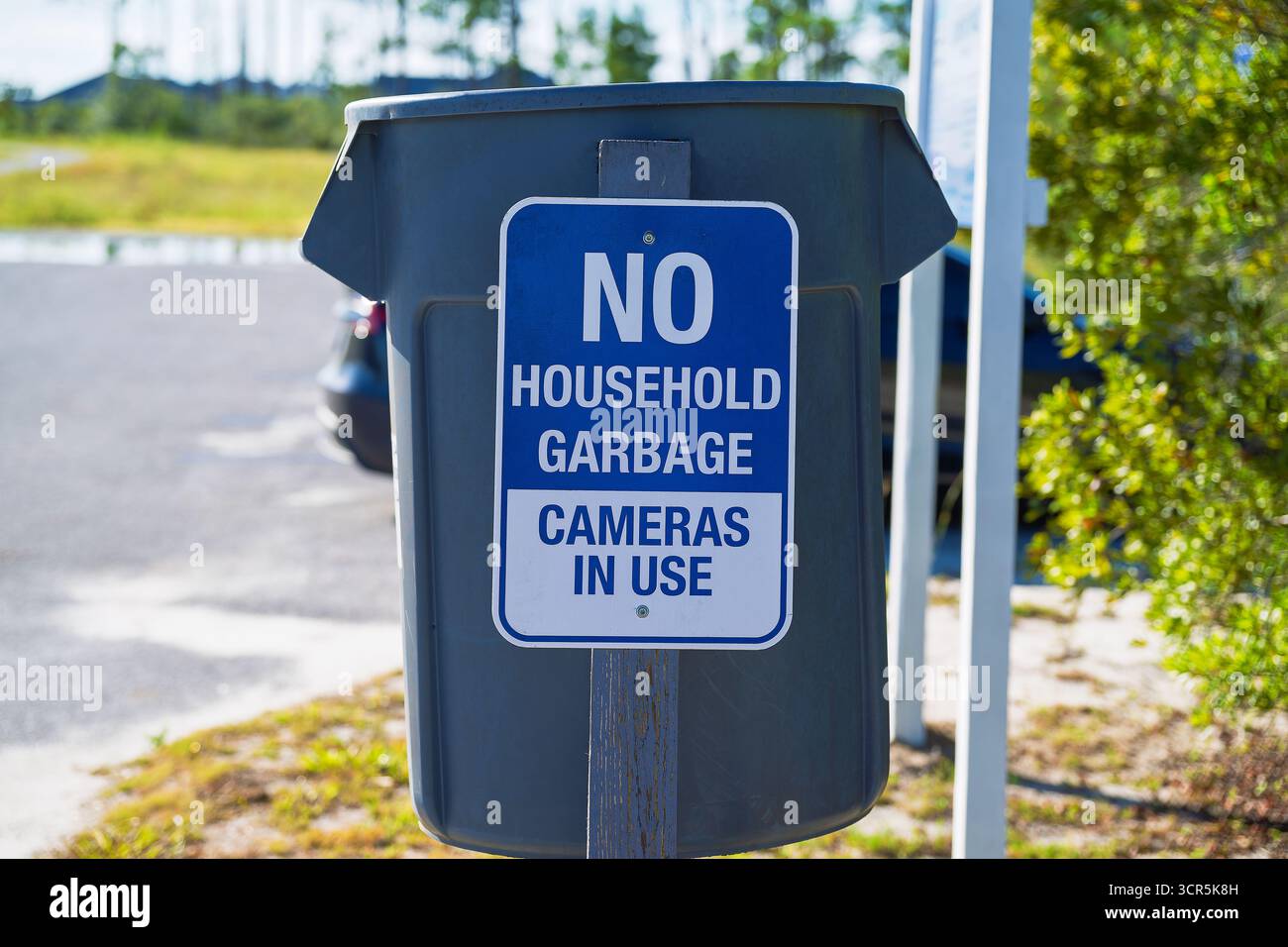 il cestino può essere montato su un palo 4x4 con un cartello che indica che non sono in uso telecamere per la spazzatura domestiche Foto Stock