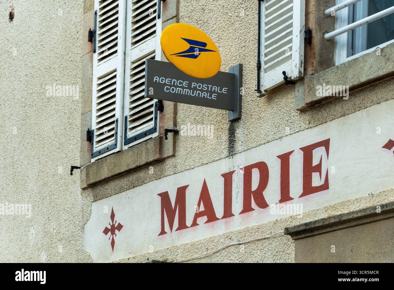 Un cartello di agenzia postale è visibile nel municipio di Alvernia Rodano Alpes, Francia. Questa impostazione riflette i servizi della comunità e la governance locale. Foto Stock