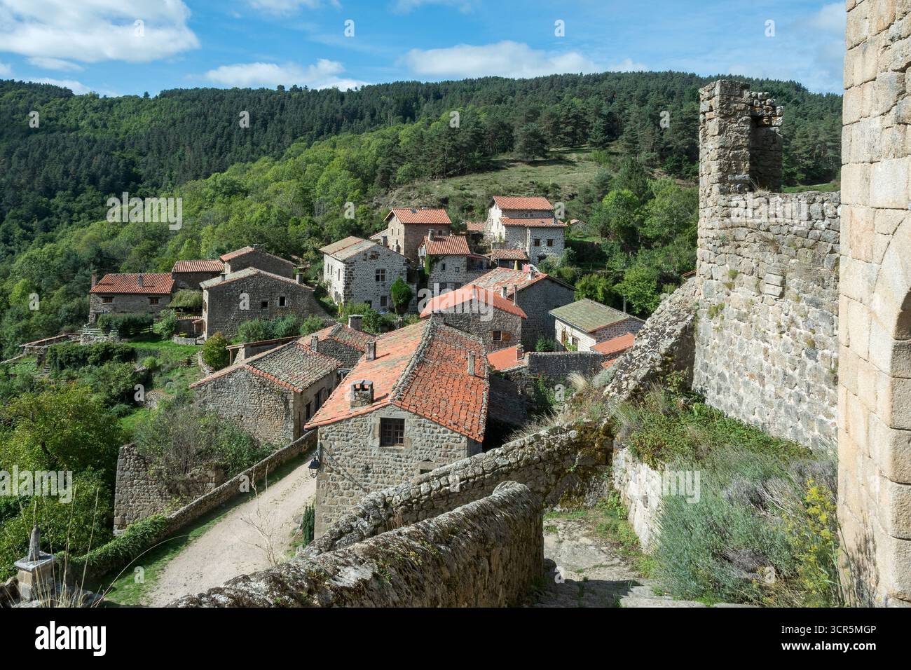 Saint Andre de Chalencon. Vista del villaggio di Chalencon dal castello. Alta Loira. Auvergne, Rodano Alpes. Francia Foto Stock