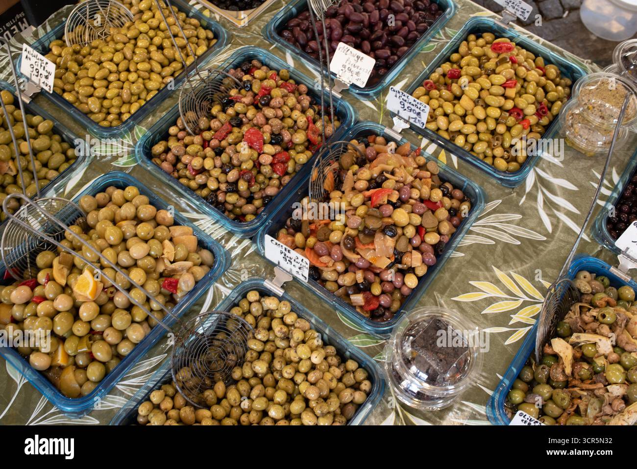 Selezione o varietà di olive diverse in vendita sullo stallo del mercato ad Aix-en-Provence Francia Foto Stock