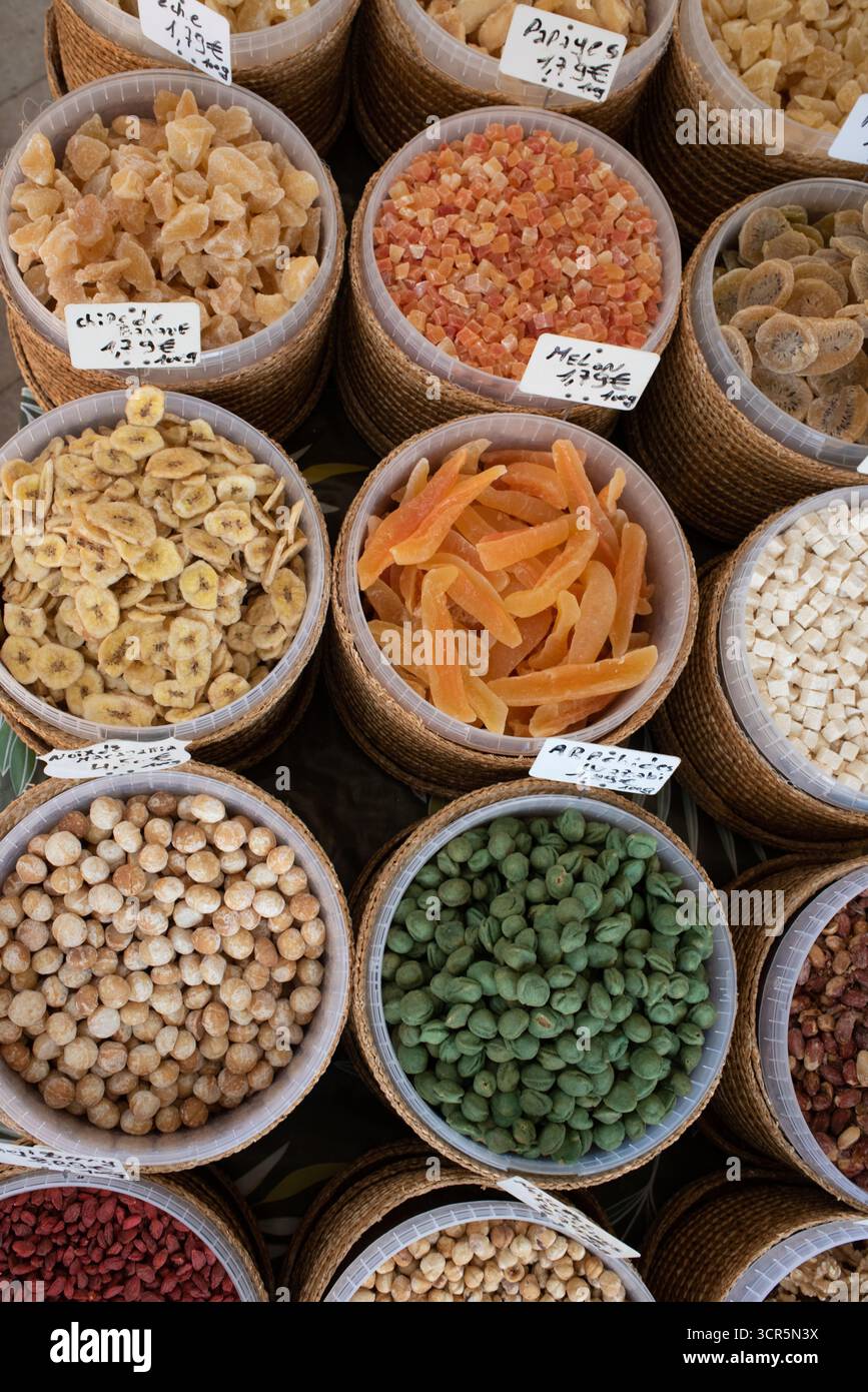 Esposizione di frutta secca e noci, tra cui noci di Macadamia, albicocche secche, nocciole e bacche di Goji, sul mercato Stall Aix-en-Provence Francia Foto Stock