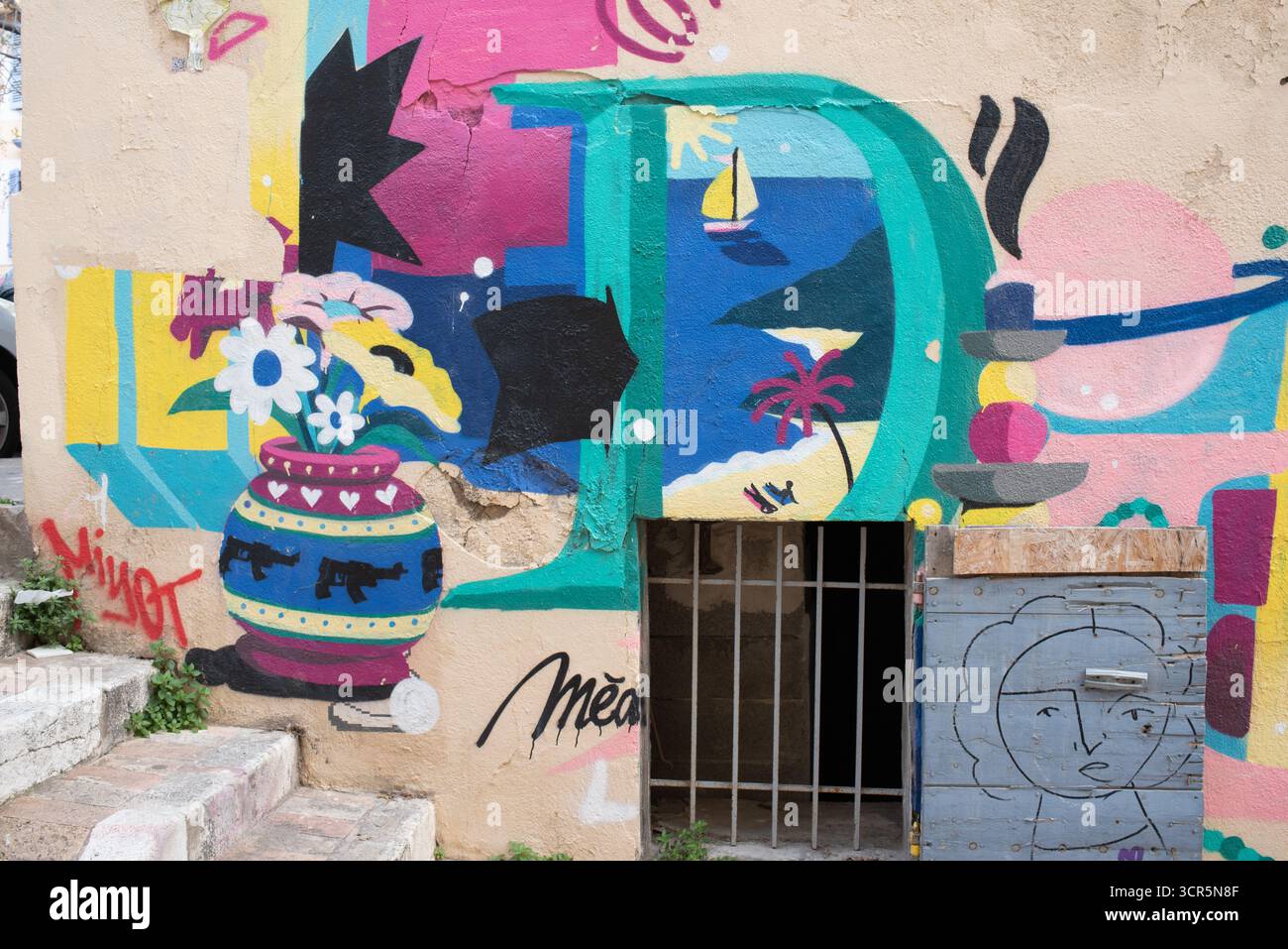 Street Art o graffiti con vaso di fiori decorati con fucile d'assalto Kalashnikov o mitragliatrice nel centro storico di Panier Marsiglia o Marsiglia Francia Foto Stock