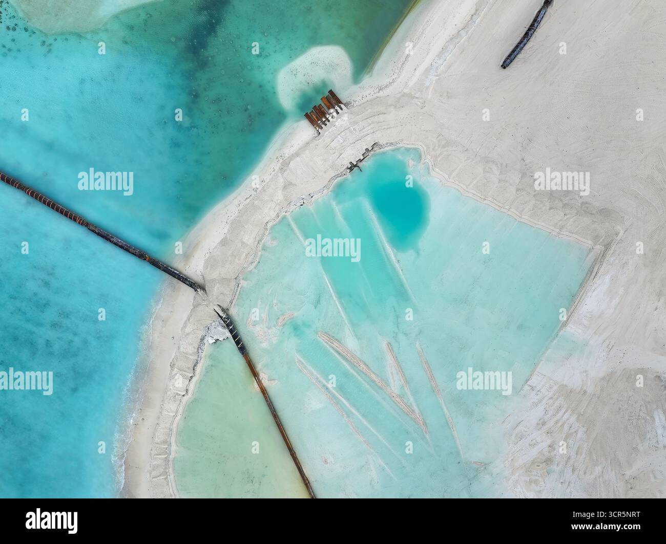 Vista aerea delle acque turchesi che incontrano le sabbie bianche, creando un'affascinante danza di colore e consistenza in questa area di bonifica, Gulhi, Atollo di male Sud, Maldive. Foto Stock