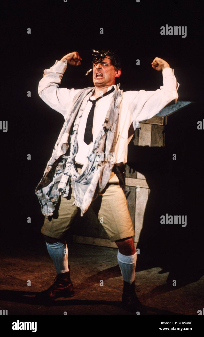 Jack Shepherd (B. P. Grenfell) in THE TRACKERS OF OXYRHYNCHUS di Tony Harrison all'Olivier Theatre, National Theatre (NT), Londra SE1 27/03/1990 design: Jocelyn Herbert laktismografia: Lawrence Evans illuminazione: Paul McLeish regista: Tony Harrison Foto Stock