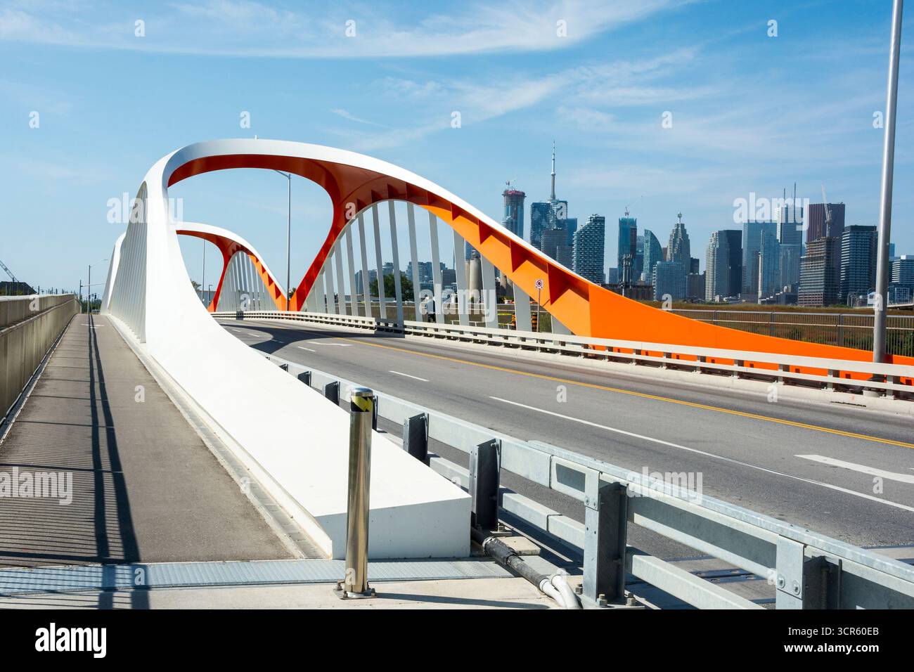 Il nuovo ponte Commissioners Street a Toronto, Ontario, Canada. Il design unico è una parte importante della rivitalizzazione di Port Lands. Foto Stock