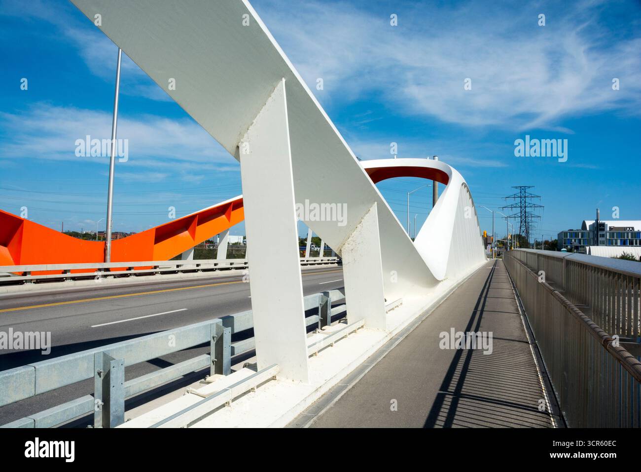Il nuovo ponte Commissioners Street a Toronto, Ontario, Canada. Il design unico è una parte importante della rivitalizzazione di Port Lands. Foto Stock