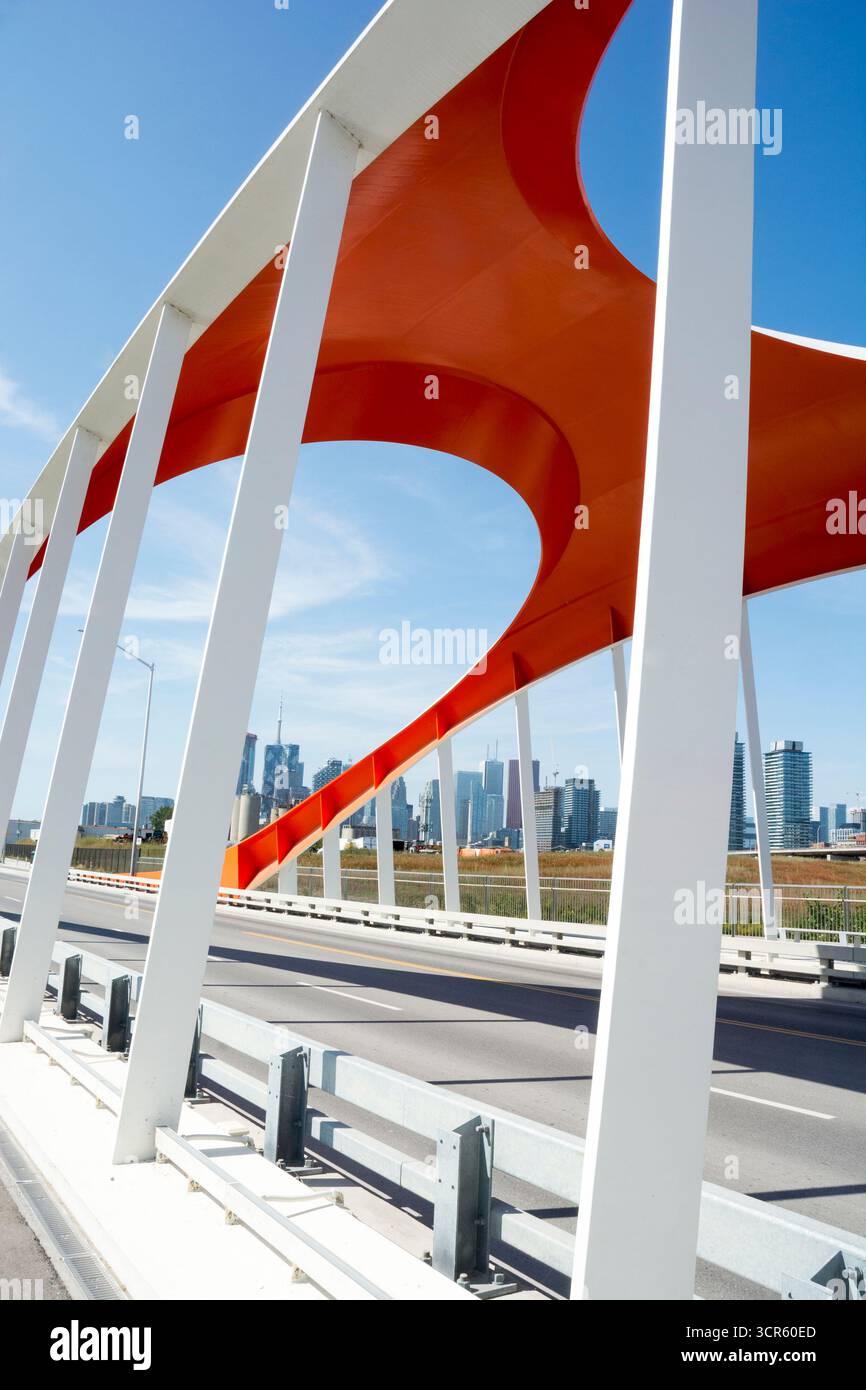 Il nuovo ponte Commissioners Street a Toronto, Ontario, Canada. Il design unico è una parte importante della rivitalizzazione di Port Lands. Foto Stock